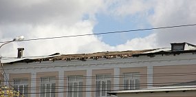 В Оренбурге ураган сорвал часть крыши со здания лицея