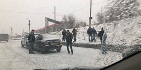 В Орске выпал снег. От Вокзального шоссе до ОЗТП большая пробка (видео)