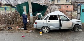 В Орске водитель на ВАЗе врезался в столб и погиб на месте