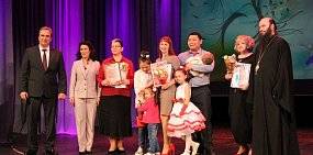 Лучшей женщиной года в Орске стала Татьяна Пак, ей подарили автомобиль