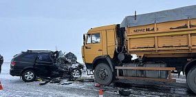 Еще одно ДТП с грузовиком: На трассе Оренбург - Уфа столкнулись КамАЗ и легковой автомобиль