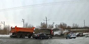 Почему сотрудники ГИБДД Орска не всегда останавливают грузовики, проезжающие по аварийному мосту: в ведомстве прокомментировали видеозапись