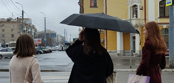 Девушка с зонтиком. Фото из архива