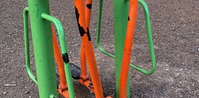 В Оренбурге подросток получил травму на сломанном тренажере во дворе. УК обязали выплатить 200 тысяч рублей