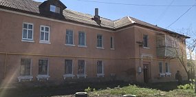 Двухэтажка в совхозе Строитель рассыпается на глазах