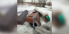 Выброшенные гробы. Фото: «Подслушано Оренбург»
