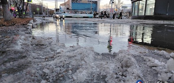 Затопленный участок на улице Васнецова в Орске