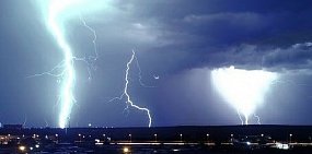 Молния, дождь, град: Оренбуржцы делятся фотографиями непогоды