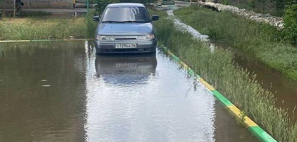 Дворы, тротуары и дороги: По улице Братской в Орске уже несколько дней бегут реки питьевой воды 