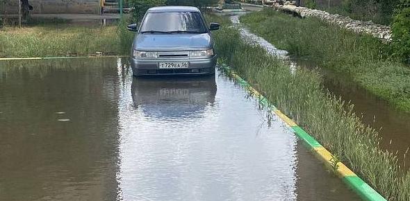 Дворы, тротуары и дороги: По улице Братской в Орске уже несколько дней бегут реки питьевой воды 