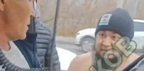 Конфликт между водителем, пассажиром и нападающим. Скриншот из видео