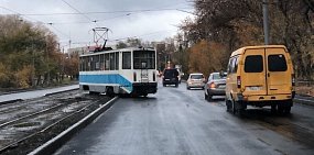 В Орске на проспекте Мира с рельсов сошел трамвай 