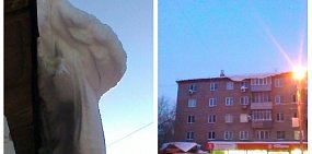 В Оренбурге с дома свисает «гигантский снежный гриб»