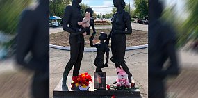 Жители Орска несут цветы к памятнику Семье в центральный парк в память о трагедии в Казани