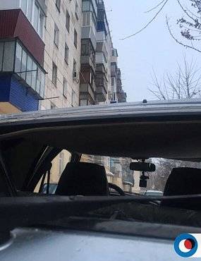 В Орске на машину упала глыба льда, пострадал ребенок: новые подробности