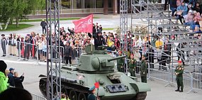 На Параде Победы в Оренбурге колонну военной техники возглавил танк Т-34