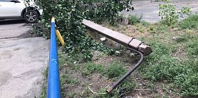 Двор в центре Орска остался без освещения из-за ветра и упавшего столба