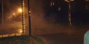 Улицу Попова Оренбурга залило кипящей водой