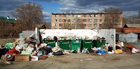 Контейнерная площадка на улице Короленко в Орске, апрель 2019 года