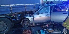 Три человека погибли при столкновении легковушки с грузовиком в Оренбургской области