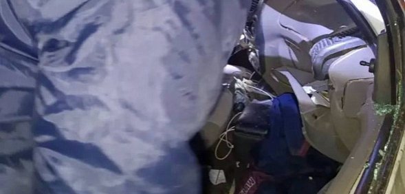 В Оренбургской области после лобового ДТП водителя извлекли из машины с помощью инструментов