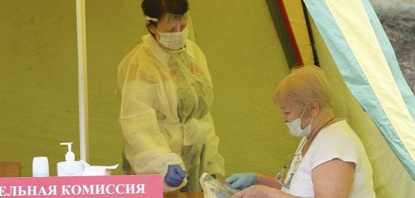 «Пройдите в палатку, наденьте маску»: как устроен мобильный пункт для голосования по поправкам в Конституцию?