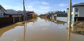 Затопленный во время наводнения в Оренбурге дом признали пригодным для жилья, а он оказался аварийным