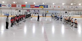 Юные хоккеисты получили помощь от Медногорского комбината