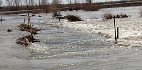 В Орске река Орь затопила низководный мост между двумя поселками