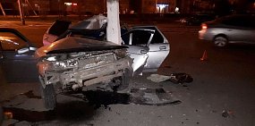 В Новотроицке 18-летний водитель ВАЗа врезался в столб