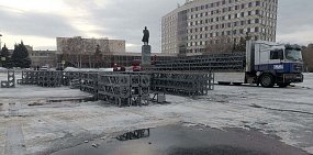 Рабочие собирают из металлических конструкций трибуны в Оренбрге