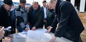 Евгений Солнцев на строительной площадке. Источник: Правительство Оренбургской области