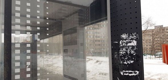 Новые «умные» остановки в Оренбурге обклеивают объявлениями 