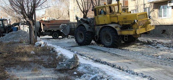 В Орске начали вычищать одну из проблемных дорог ото льда и колеи