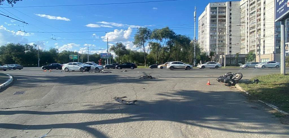 Девушка-мотоциклист после столкновения с автомобилем на пр.Гагарина в Оренбурге доставлена в больницу