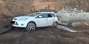В Оренбургской области грузовик врезался в стоящий Ford, пострадали двое маленьких детей