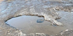 Плохая дорога около детского сада в Бузулуке, фото: тг-чат Евгения Солнцева