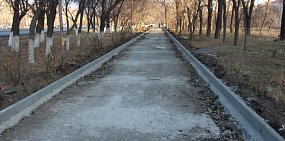 В Орске наконец-то начали ремонт тротуара по аллее на проспекте Мира