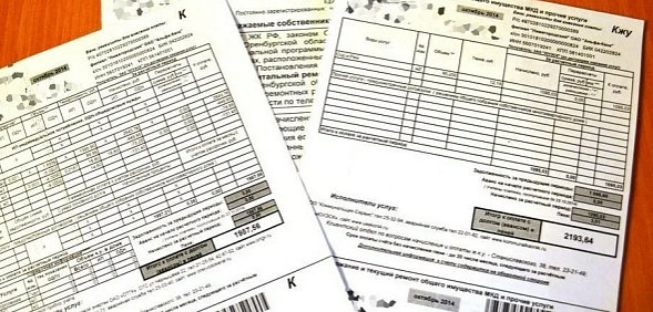 Пожилым людям приходится стоять в очереди в кассе «Системы Город» с целым пакетом документов, фото: архив Урал56.Ру