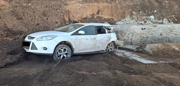 В Оренбургской области грузовик врезался в стоящий Ford, пострадали двое маленьких детей