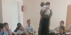 Встреча отца и сына. Стоп-кадр из видео