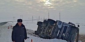 В Гайском округе на трассе перевернулся грузовой автомобиль, водитель погиб