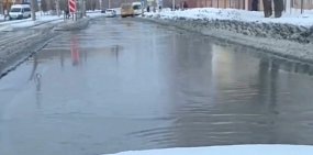 Дорогу затопило в районе 6 школы в Орске. Фото: стоп-кадр из видео