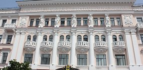 История Оренбурга: Здание администрации города и его атланты