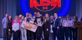 Команды КВН на сцене