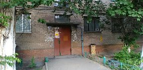 Жительница Оренбурга не выходила на улицу около двух лет, потому что на входе в подъезд нет пандуса