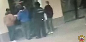 Момент драки. Источник: Стоп-кадр из видео УМВД России по Москве
