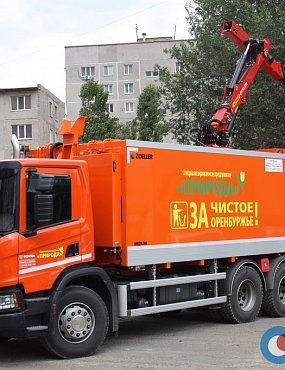 Первый мусоровоз стоимостью 19 млн рублей начал работу в Орске