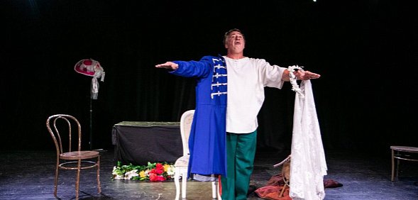 Актер из Оренбурга выступил с моноспектаклем и получил награду Международного фестиваля