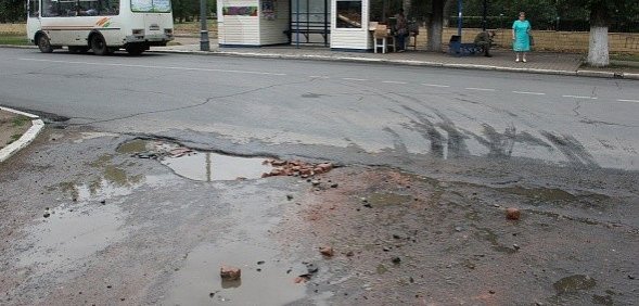 В Оренбурге на проспекте Парковом яму заделали кирпичами